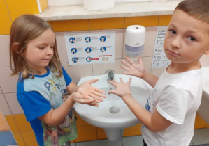 dzieci myją ręce zgodnie z instrukcją